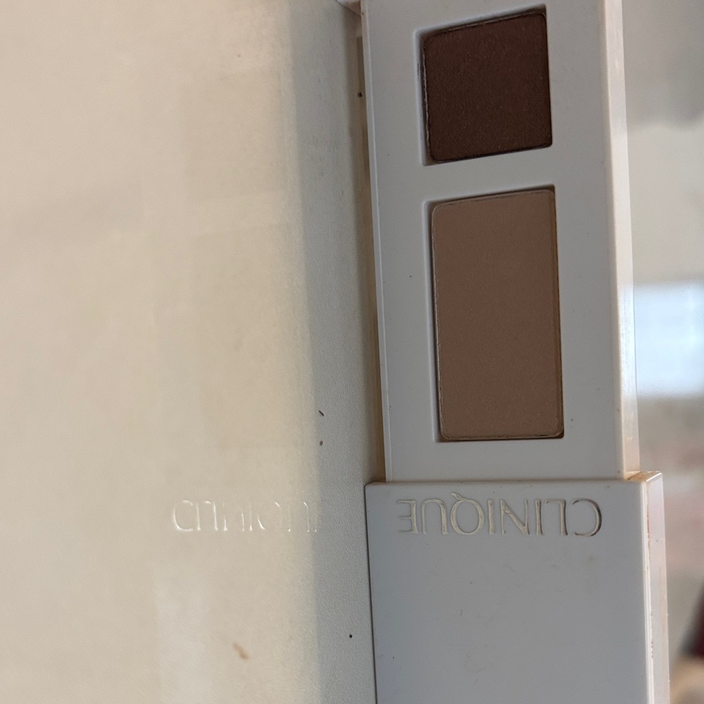 Clinique Eyeshadow Palette - Deep Brown and Soft Tan